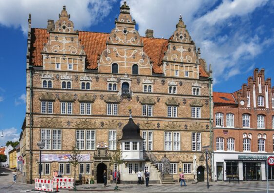 a large building with a lot of windows on it